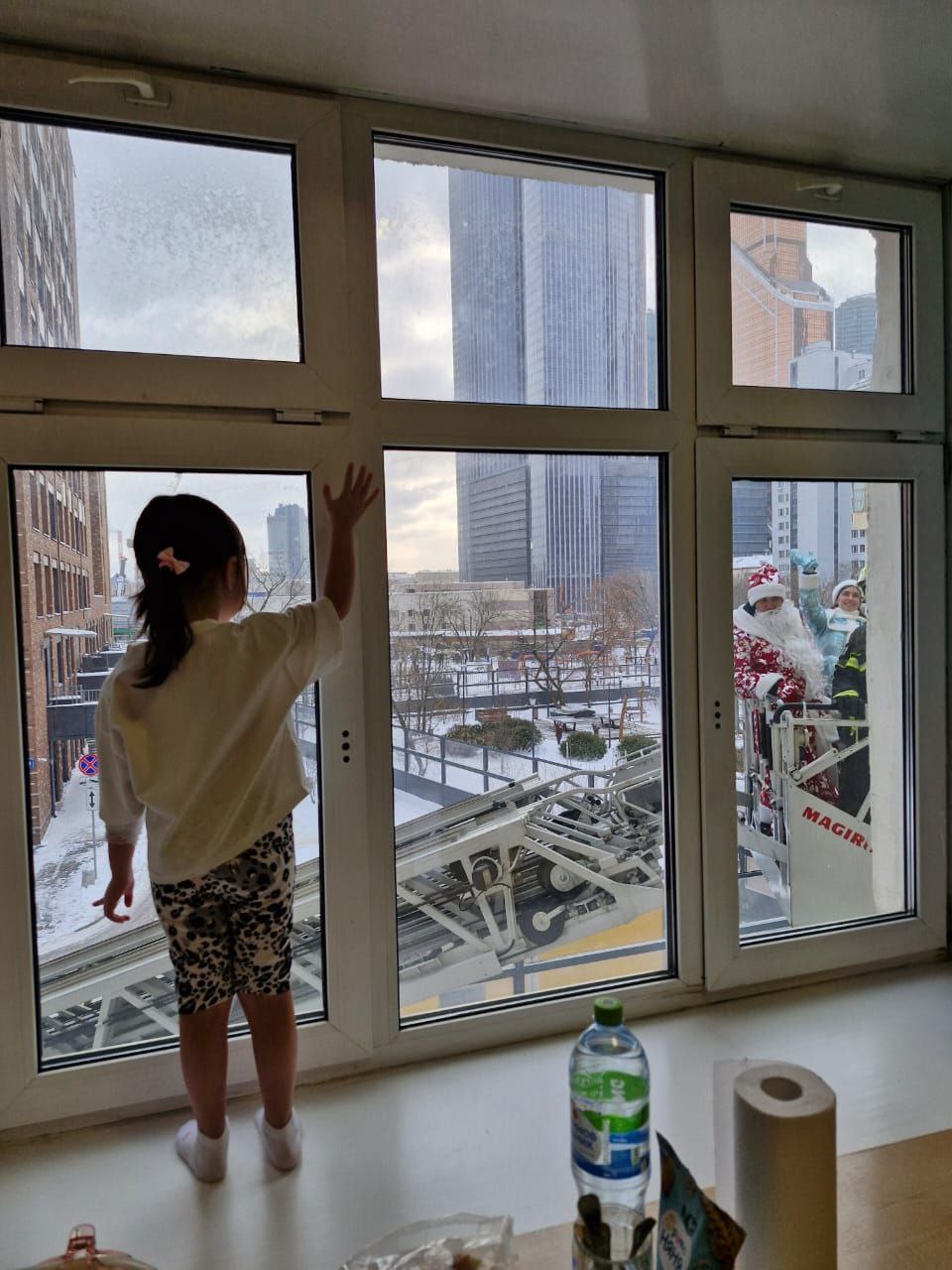 Пациентов посетил новогодний десант Дедов Морозов и Снегурочек