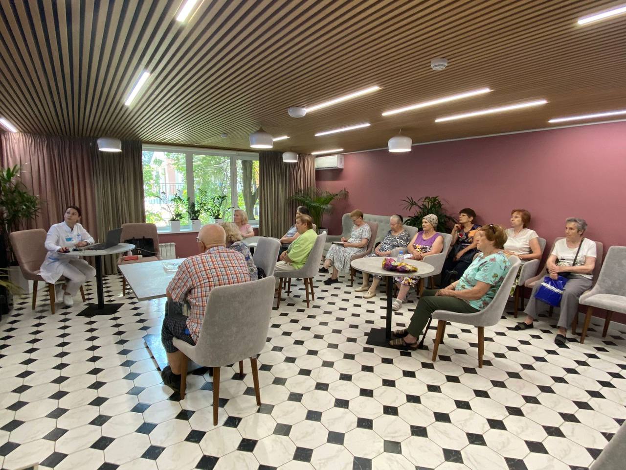 Врачи рассказали участникам Школ здоровья о правилах поведения около водоемов