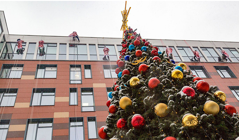 Новогодний десант Дедов Морозов поздравил детей в Морозовской больнице