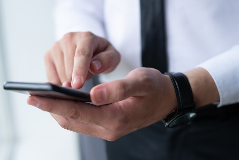 Роспотребнадзор рекомендовал дезинфицировать мобильные телефоны 