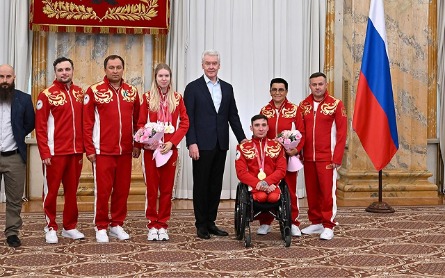 Собянин наградил москвичей — чемпионов и призеров Паралимпиады 2026 года