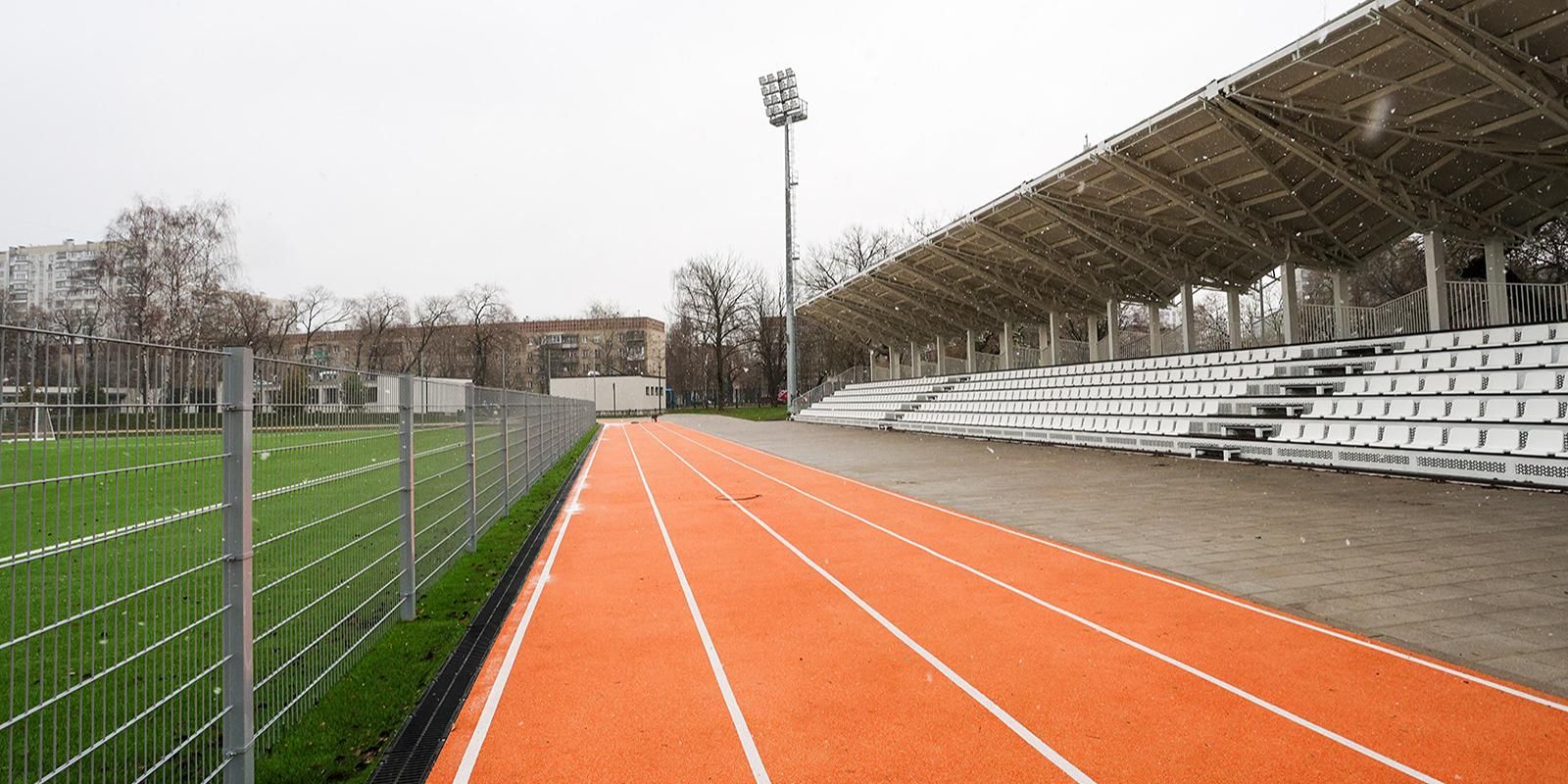 Беговые дорожки, спортплощадка со скалодромом: каким будет стадион «Локомотив» после реконструкции