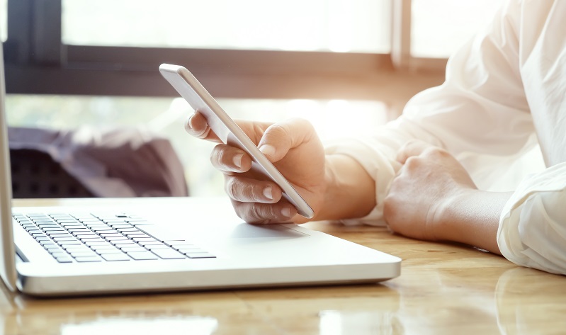 Москвичи могут записаться на прививку от COVID-19 через приложения