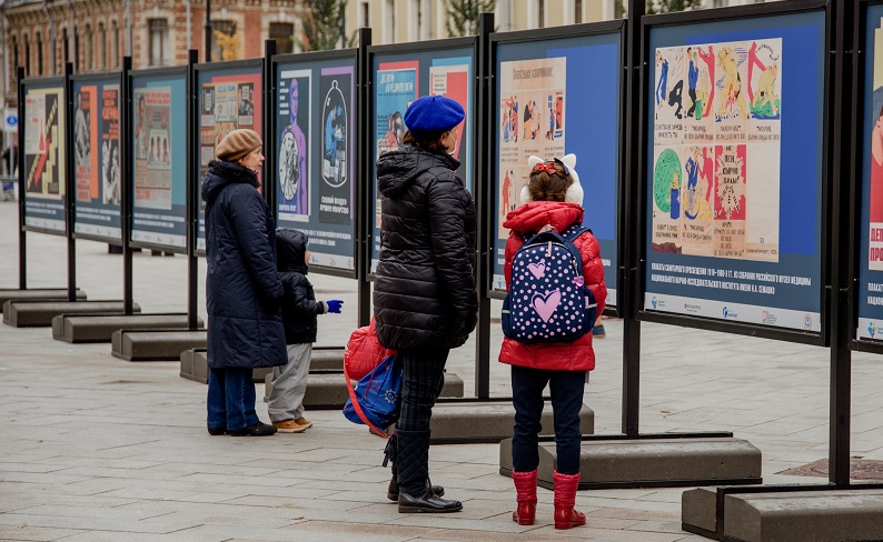 Открылась выставка советских плакатов «Здоровое общество выбирает ЗОЖ»