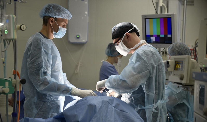 Столичные медики провели операцию с помощью робота нового поколения