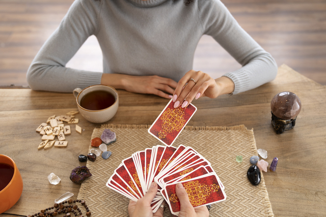 Почему мы верим гадалкам и гороскопам