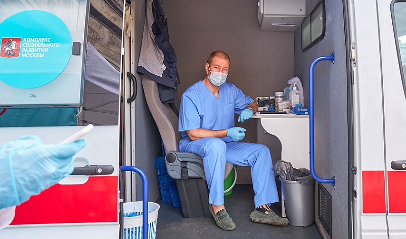 Более 400 тысяч москвичей сделали прививку от гриппа в мобильных пунктах